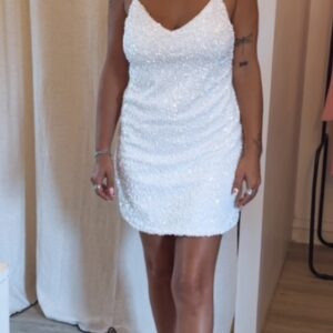 Robe courte à paillettes blanches